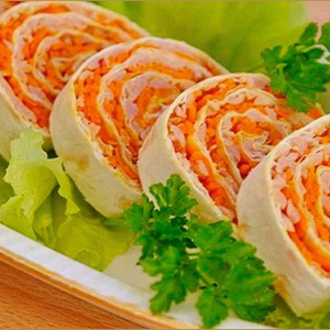 Мини-рулеты из куриной грудки с морковью по-корейски в тортилье