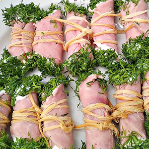 Мини-рулеты из ветчины с сыром «Эдам» и чесноком