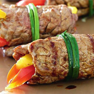 Мини-рулеты из говядины с овощами и сыром «Дор-Блю»