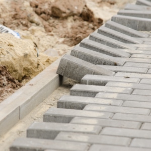 Укладка бортовых камней и тротуарной плитки