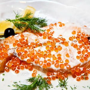 Лосось под икорным соусом