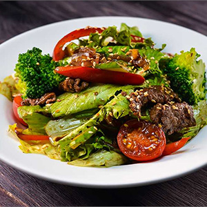 Салат теплый с говядиной