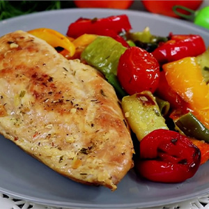 Куриная грудка с печеными овощами