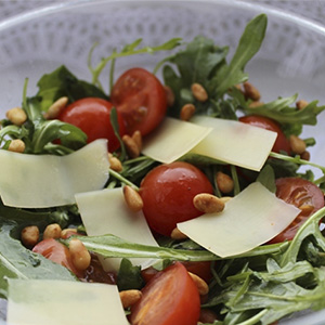 Салат с  руколой и твердым сыром