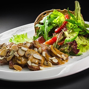 Салат с опятами и говядиной