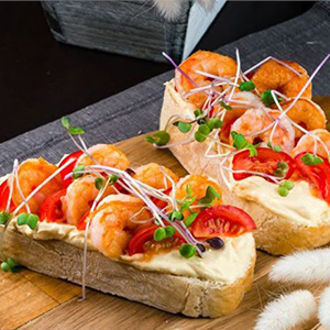 Брускетта с креветками