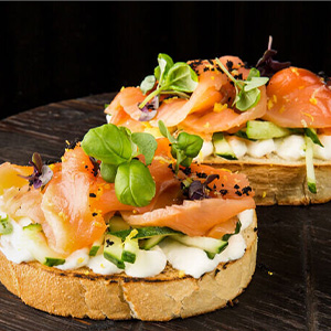 Брускетта с лососем