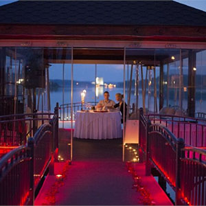 Беседки на берегу