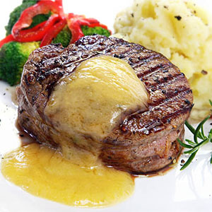 Большой рубленый бифштекс со сливочным пюре и печеным перцем