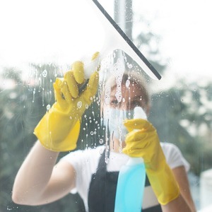 Мытье окон в офисе