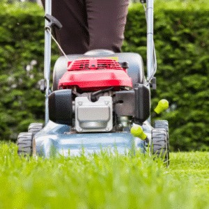 Стрижка газонов с помощью газонокосилки