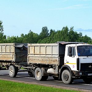 Автомобиль МАЗ с прицепом