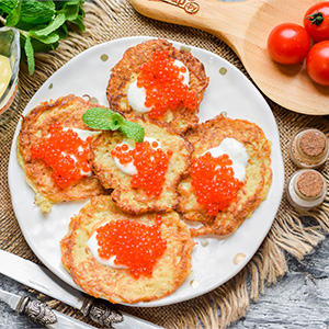 Картофельный крокет с икрой и фермерской сметаной 