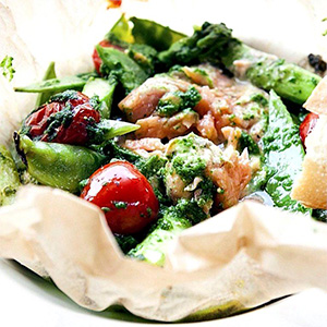 Салат с лососем, овощами, и соусом песто 