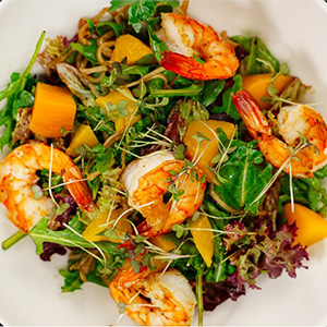 Салат с медальонами из говядины и тигровыми креветками 