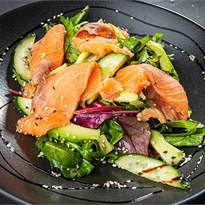 Салат с семгой и авокадо