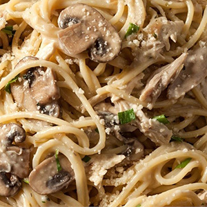 Паста с цыпленком, грибами и трюфельным соусом