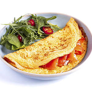 Омлет с салатом и лососем