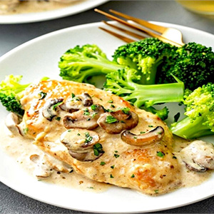 Филе цыпленка с грибным соусом и ньокками