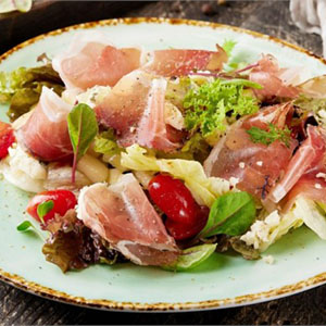 Легкий салат с пармской ветчиной и сыром Дор Блю