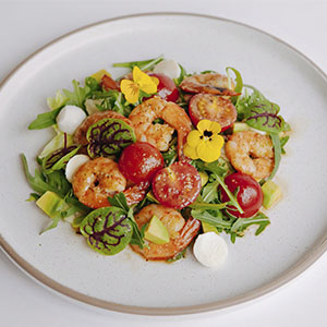 Салат с тигровыми креветками и авокадо в миндальной стружке