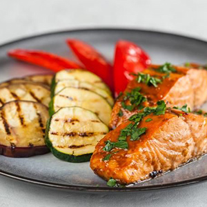 Филе семги с ягодням муссом и цукини на гриле