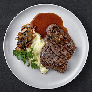 Медальоны из телятины с соусом Демиглас и ризотто с трюфельной пастой
