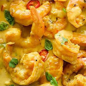 Желтый карри с креветкой и ананасом