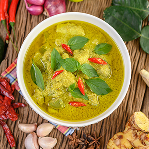 Зеленый карри с опаленным лососем