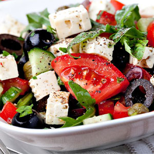 Салат с овощами и сыром Фета