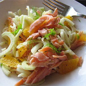 Салат с подкопченной форелью