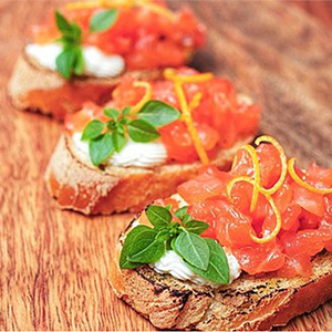 Брускетты с форелью гравлакс