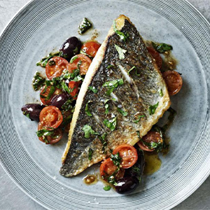 Дорадо с роменом гриль, свежим цукини и спелыми томатами