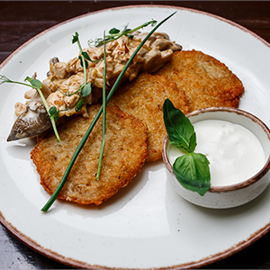 Драники с томлеными говяжьими щечками 