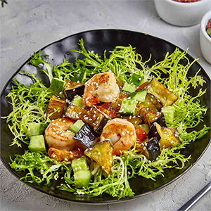 Салат с креветками и баклажанами фри