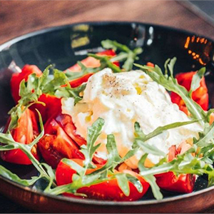 Салат с малиновыми томатами и сыром страчателла