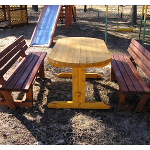 Стол и скамейки деревянные