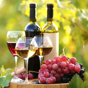 Вино плодовое крепленое крепкое улучшенного качества «Могнат. Медуничка»