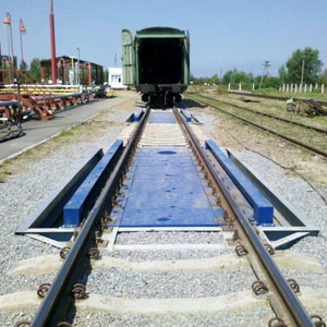 Взвешивание грузов на весах железной дороги