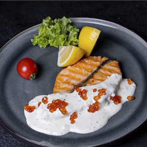 Стейк из лосося под сливочным соусом 