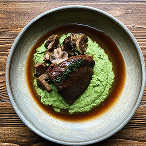 Говяжьи щечки с зеленым пюре 