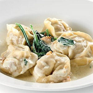 Пельмени жареные с курицей в шпинатном соусе