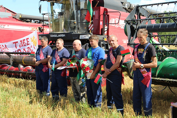 На Сморгонщине чествовали комбайнёров, намолотивших тысячу тонн зерна