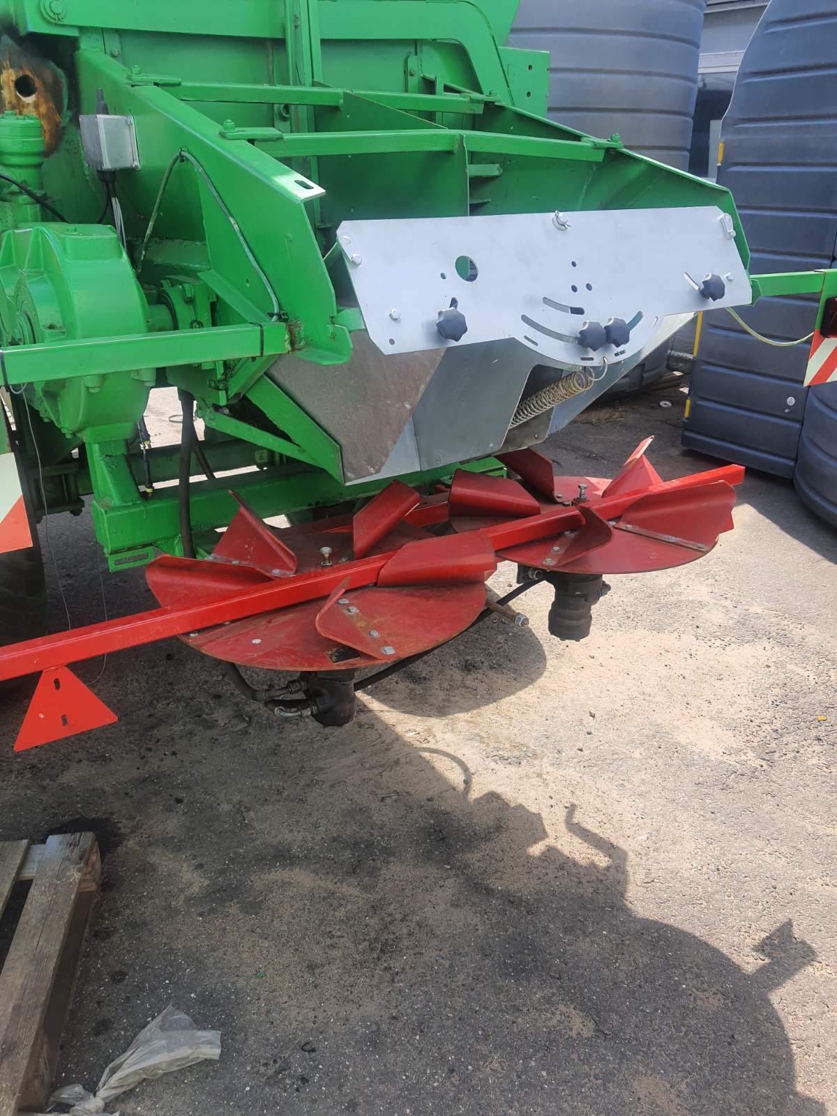 Расбрасыватель минеральных удобрений РМУ-11000 